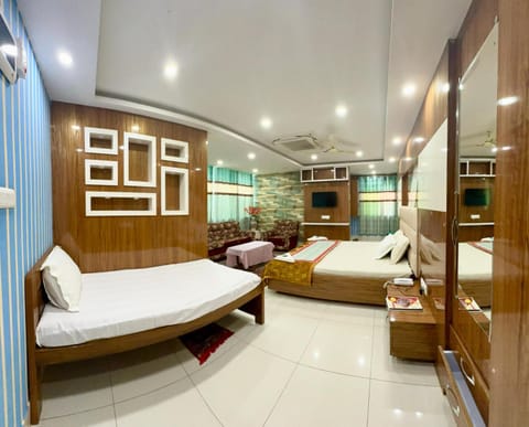 Bed, TV and multimedia, Living room, Photo of the whole room, Seating area, Bedroom, air conditioner