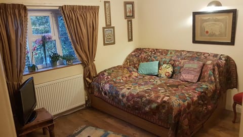 Relax and unwind at Windrush Lodge Bed and Breakfast in Swindon