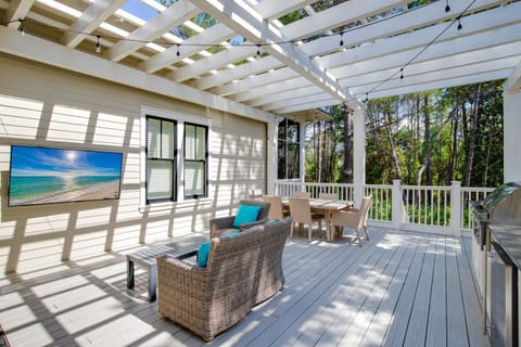 Camp District of WaterColor - Outdoor TV and Porches House in Seaside