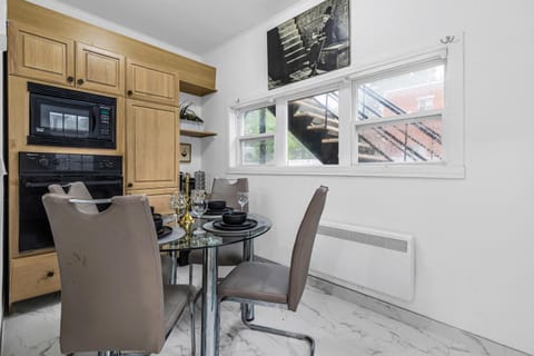 Dining area, minibar