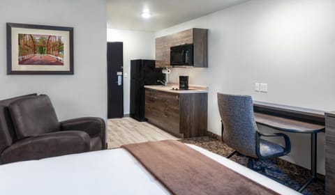 Bed, TV and multimedia, Kitchen or kitchenette, Photo of the whole room, Dining area