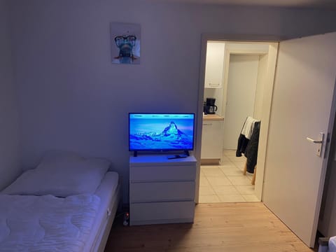 Bed, TV and multimedia, Bedroom