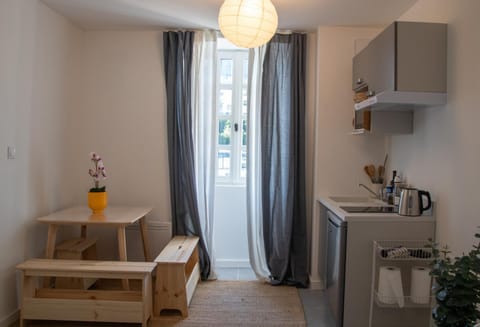 Kitchen or kitchenette, Dining area