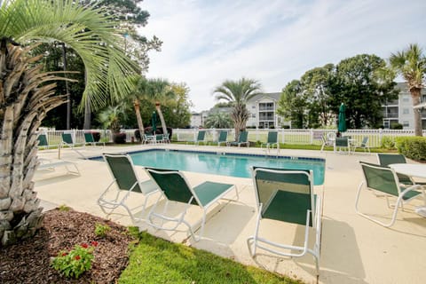 Golf Course Getaway Apartment in Carolina Forest