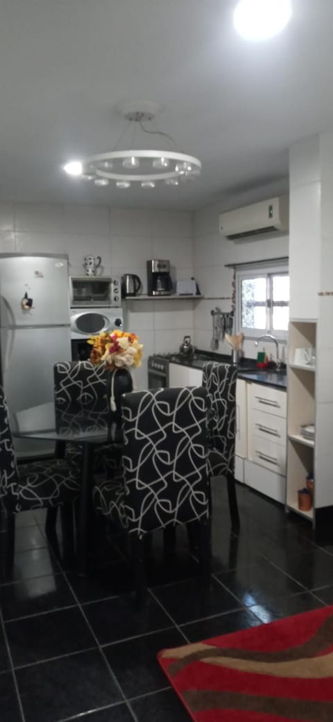 Kitchen or kitchenette, Dining area, oven