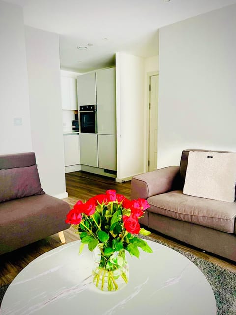 LUXXE New build Apartment with Parking, Prime Location Apartment in Brentford