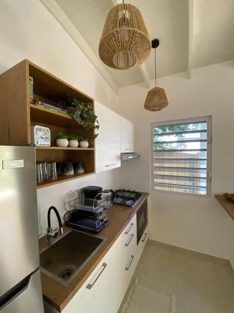 Coffee/tea facilities, Kitchen or kitchenette, stove