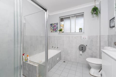 Cozy Single Room - Nearby Station & Olympic Park - Shared Bathroom Alojamiento y desayuno in Lidcombe