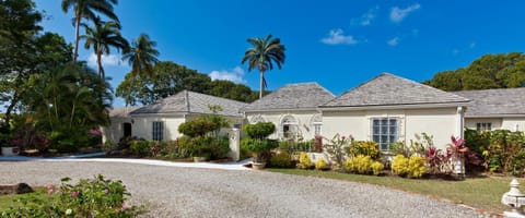 Beautiful 3 Br villa near the beach Villa in Saint James