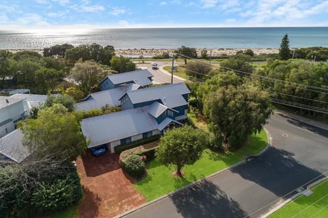 Property building, Neighbourhood, Bird's eye view, Sea view, Street view