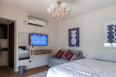 Bed, TV and multimedia, Photo of the whole room, Seating area, Bedroom, air conditioner