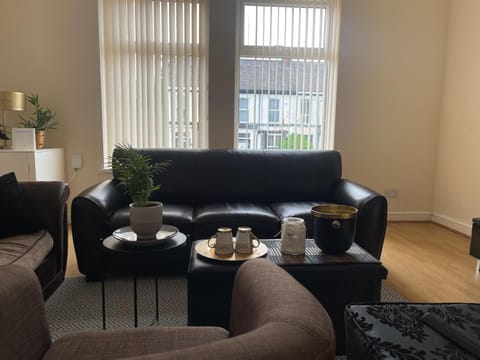 3Bedroom-2Bathroom-Parking-NoPets-Wifi Apartment in Stretford