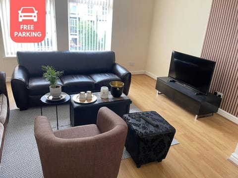 3Bedroom-2Bathroom-Parking-NoPets-Wifi Apartment in Stretford