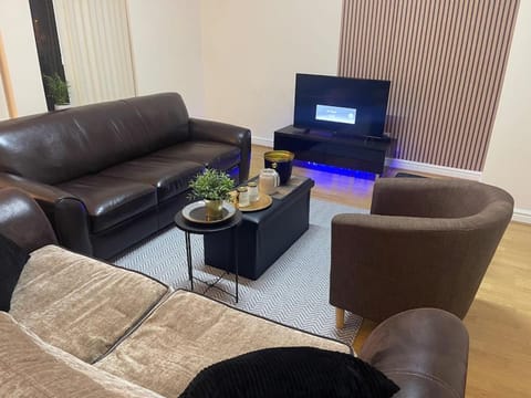 3Bedroom-2Bathroom-Parking-NoPets-Wifi Apartment in Stretford