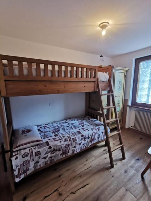 Bedroom, bunk bed