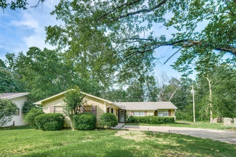 Jackson Home with Patio, 2 Grills and Ping-Pong Table! House in Flowood