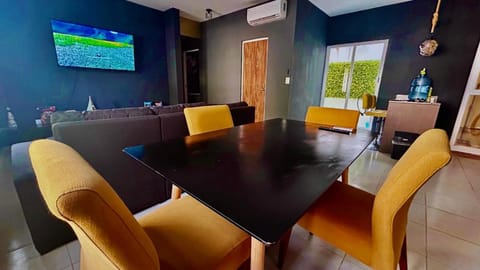 TV and multimedia, Living room, Seating area, Dining area, air conditioner