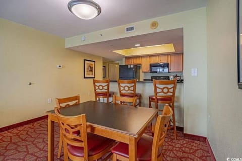 Kitchen or kitchenette, Dining area, minibar, stove