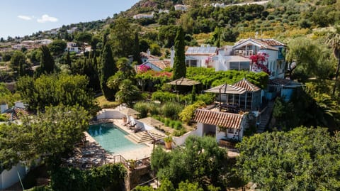 Property building, Spring, Day, Natural landscape, Bird's eye view, Garden, Garden view, Mountain view, Pool view, Swimming pool