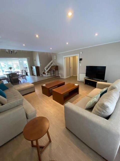 Communal lounge/ TV room, TV and multimedia, Living room, Seating area, Evening entertainment