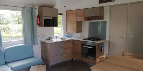 Kitchen or kitchenette, Dining area, oven, stove