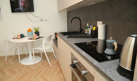 Coffee/tea facilities, Kitchen or kitchenette, Dining area, stove