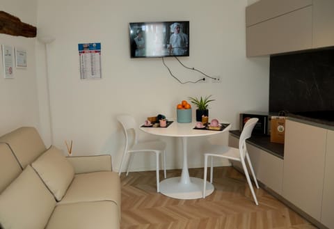 TV and multimedia, Living room, Food and drinks, Seating area, Dining area