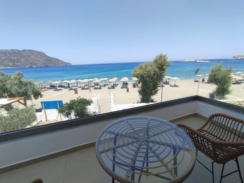 Day, Natural landscape, Balcony/Terrace, Dining area, Beach, Mountain view, Sea view