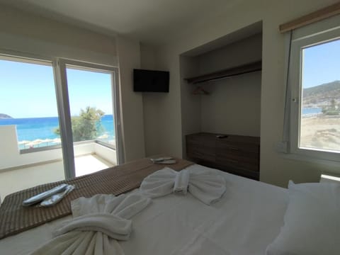 Bed, Natural landscape, TV and multimedia, Bedroom, Mountain view, Sea view, towels