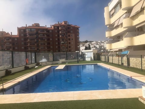 Day, Pool view