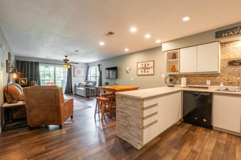 Kitchen or kitchenette, Living room