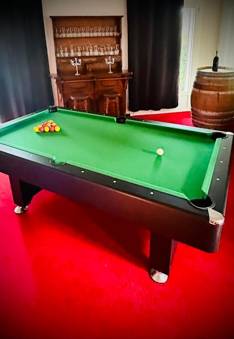 Billiard, Game Room