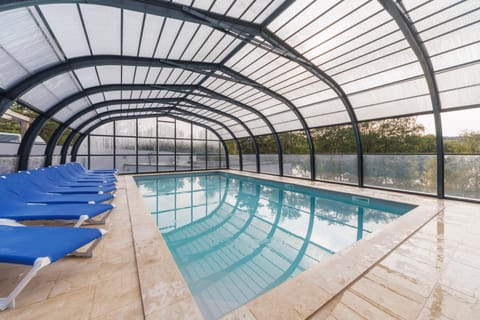 Swimming pool, sunbed