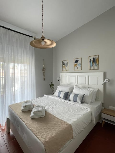 Bed, Photo of the whole room, Decorative detail, Bedroom, towels