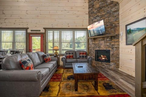 Creekside Splendor Chalet in Pigeon Forge