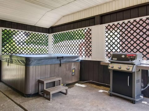 HOF Village- Hot Tub, GameRoom, 4BD 2BA, Remodeled House in Canton