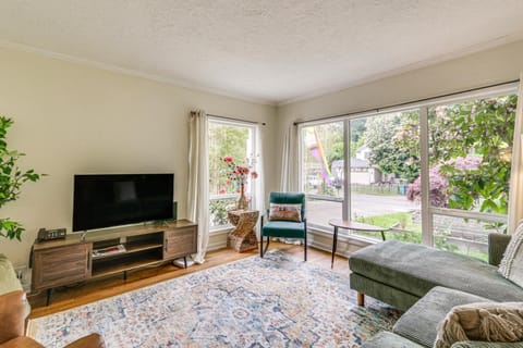 Cozy Milwaukie Cottage, 7 Mi to Downtown Portland House in Milwaukie