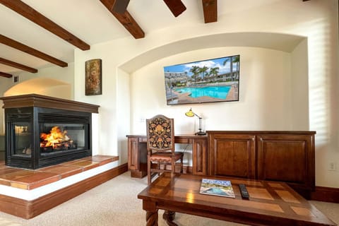 Heated Pool & Hot Tub Access, Walk 2 Omni Resort, Free Parking, Wi-Fi, Washer & Dryer Apartment in Carlsbad