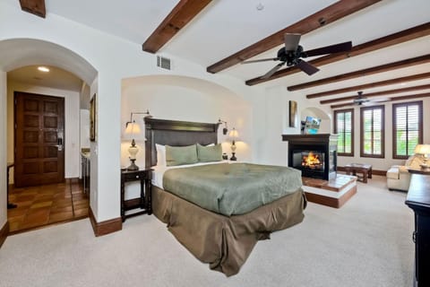 Heated Pool & Hot Tub Access, Walk 2 Omni Resort, Free Parking, Wi-Fi, Washer & Dryer Apartment in Carlsbad