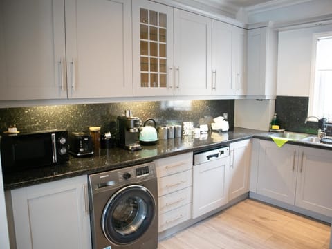 Coffee/tea facilities, Kitchen or kitchenette, dishwasher, oven, stove, toaster, washing machine, kitchen