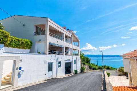 Facade/entrance, Sea view