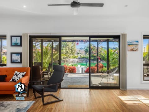 Living room, Garden view, Lake view