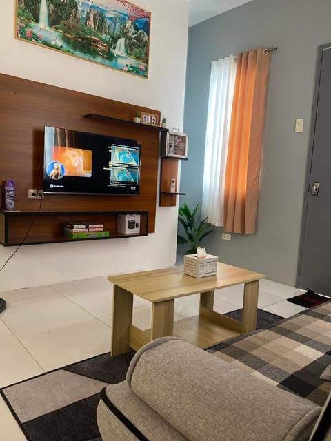 Communal lounge/ TV room, TV and multimedia, Living room, Seating area, Evening entertainment