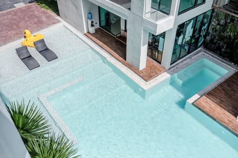 Property building, Day, Swimming pool