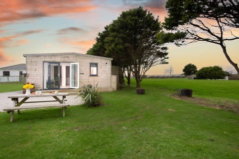 Property building, Day, Natural landscape, Golfcourse, Golfcourse, Dining area