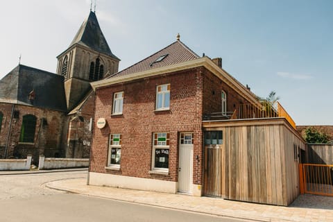 Property building, Neighbourhood, Landmark view, Street view