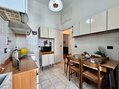 Kitchen or kitchenette, Dining area, oven, stove