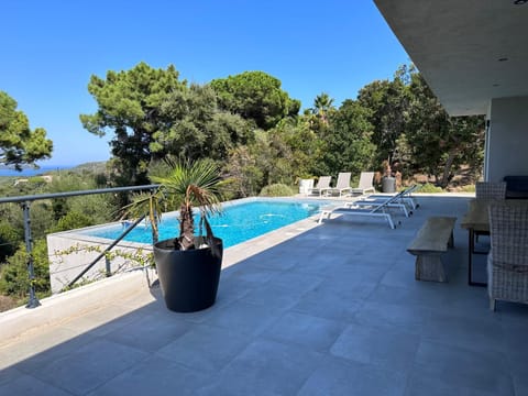 Villa privée-piscine-vue mer-pinarello-cirindinu Villa in Zonza