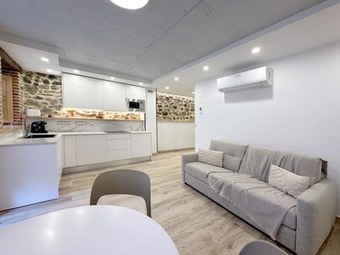 Kitchen or kitchenette, Living room, Seating area, air conditioner