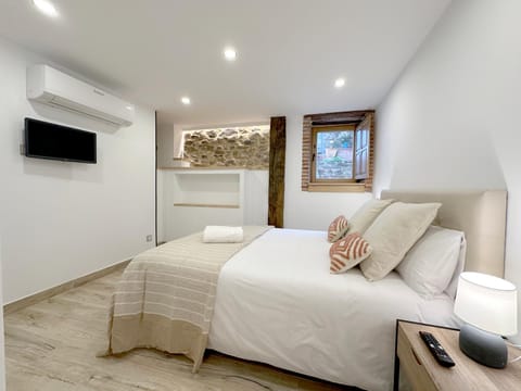 Bed, TV and multimedia, Photo of the whole room, Evening entertainment, Bedroom, air conditioner